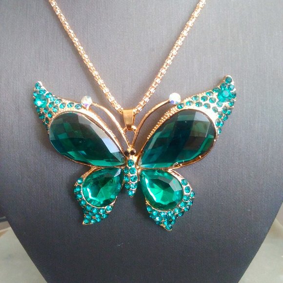 Sparkly Emerald CRYSTAL & Rhinestone BUTTERFLY Pendant Necklace - Picture 6 of 6